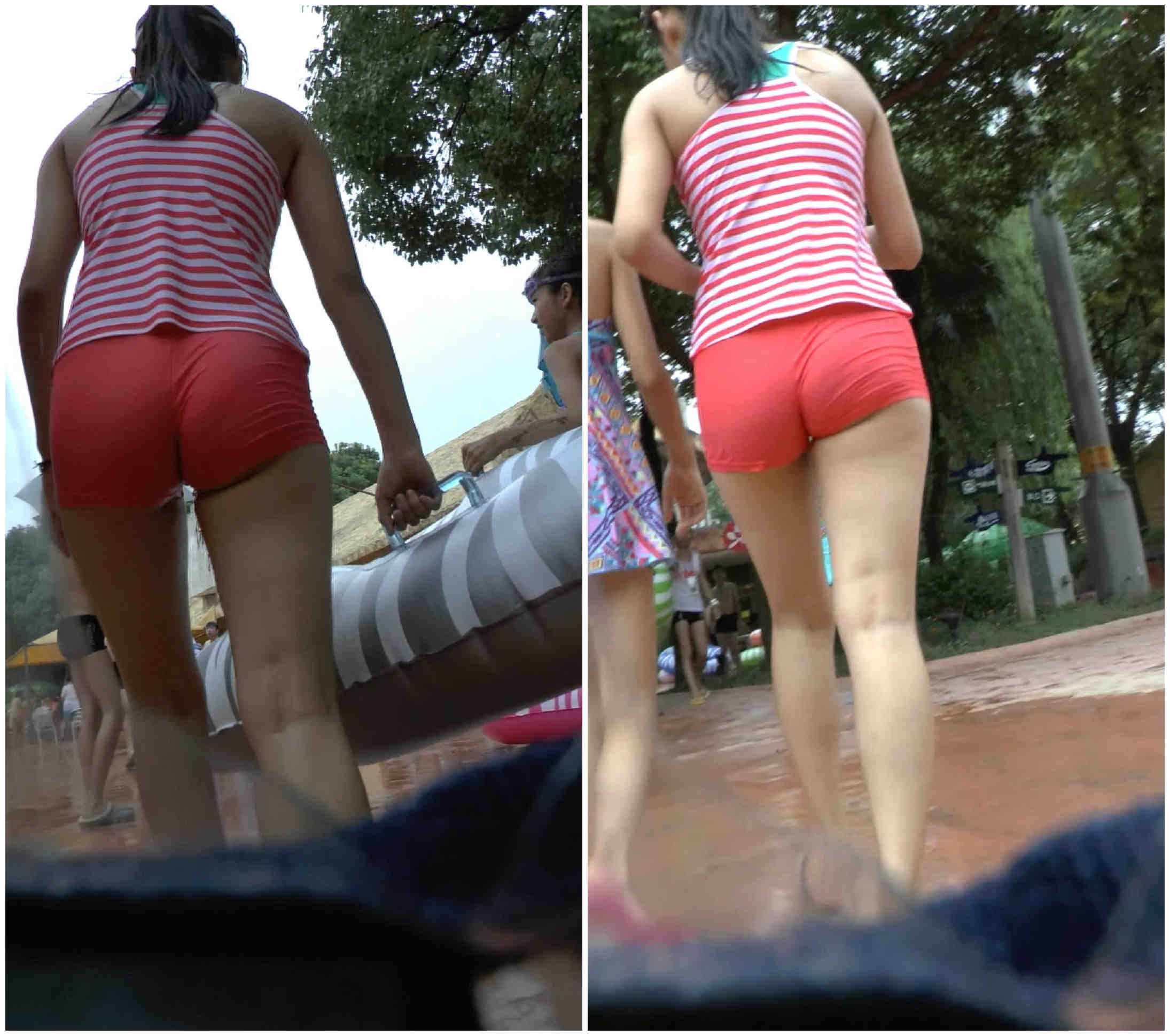 水上乐园的红裤条纹衫的美少女